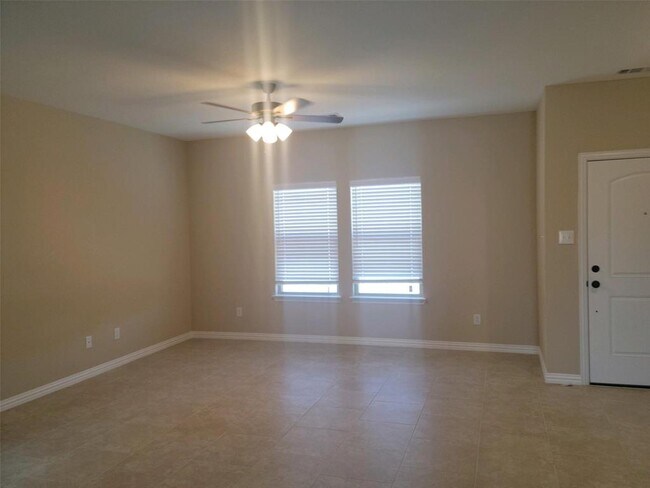 Building Photo - 124 Canales Cir