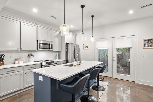 Building Photo - Stunning Gem in the heart of East Nashville!!