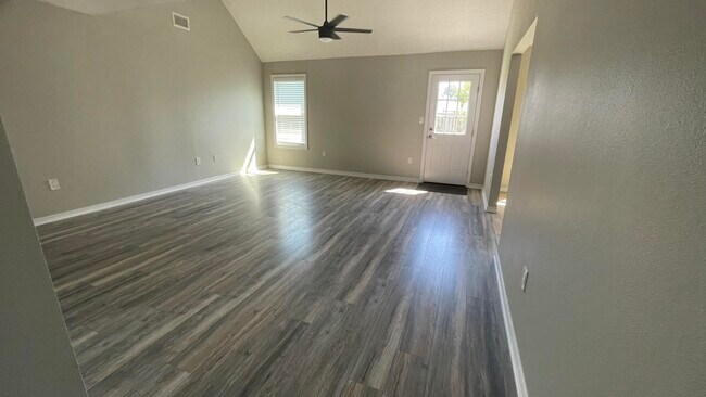 Building Photo - 463 Sandy Ridge Cir