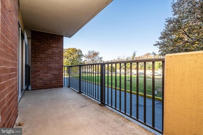 Building Photo - 1300 Army Navy Dr