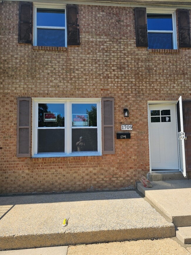 Building Photo - 1709 Addison Rd S