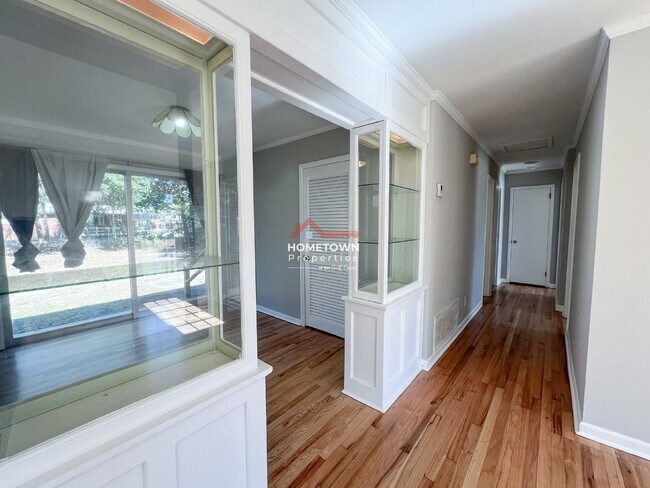 Building Photo - 3730 Forest Glen Dr