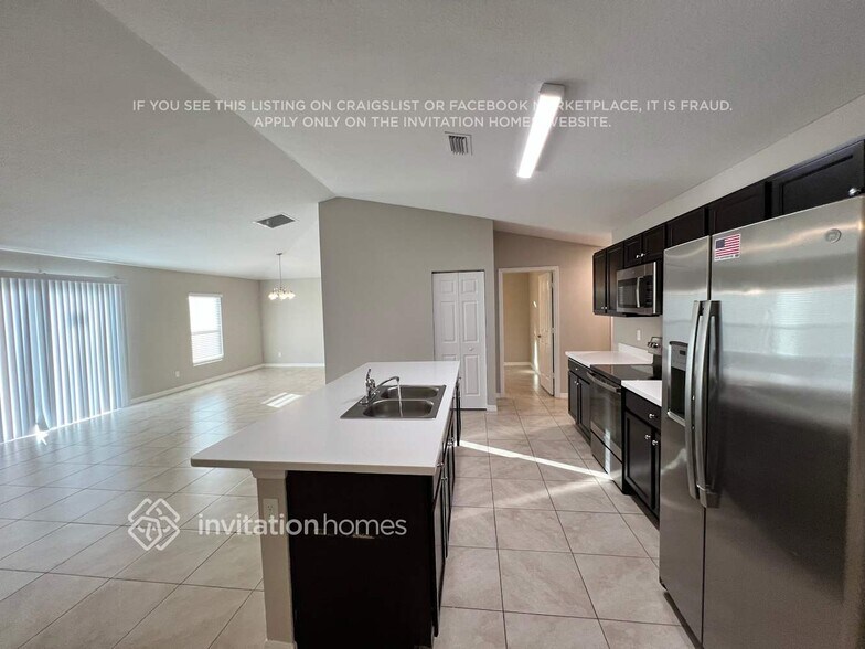 Building Photo - 2261 SE Heathwood Cir