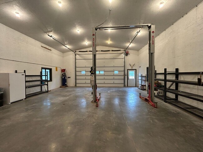 Building Photo - Huge Shop with 2 bedroom 2 bath Condo attached!
