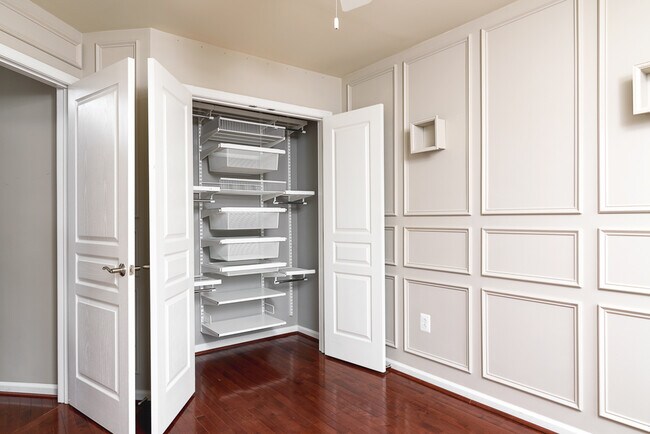 Building Photo - 2638 S Kenmore Ct