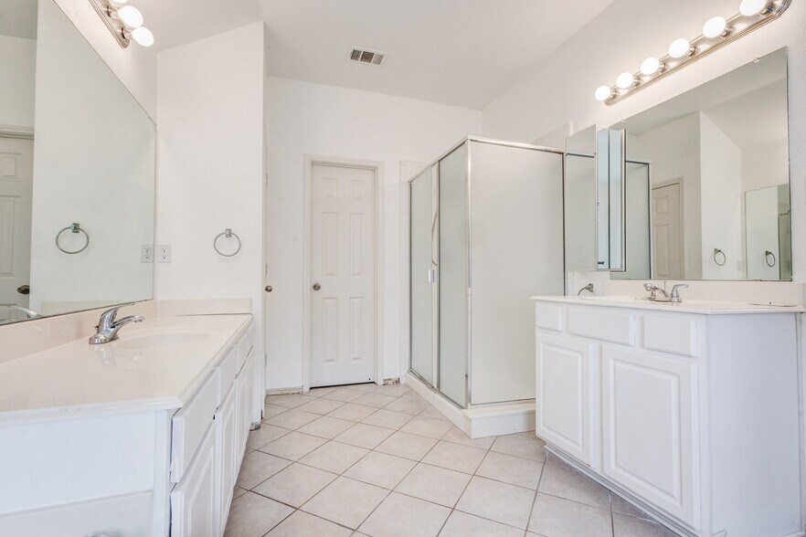 Building Photo - 6107 Lakecrest Dr