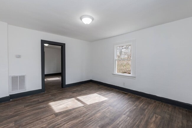Building Photo - One Bedroom Home!