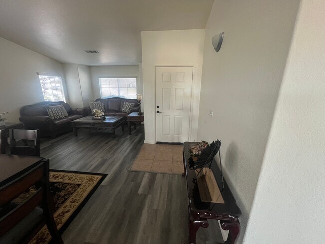 Building Photo - Spacious 4-Bedroom Home in Desirable Apple Valley Neighborhood