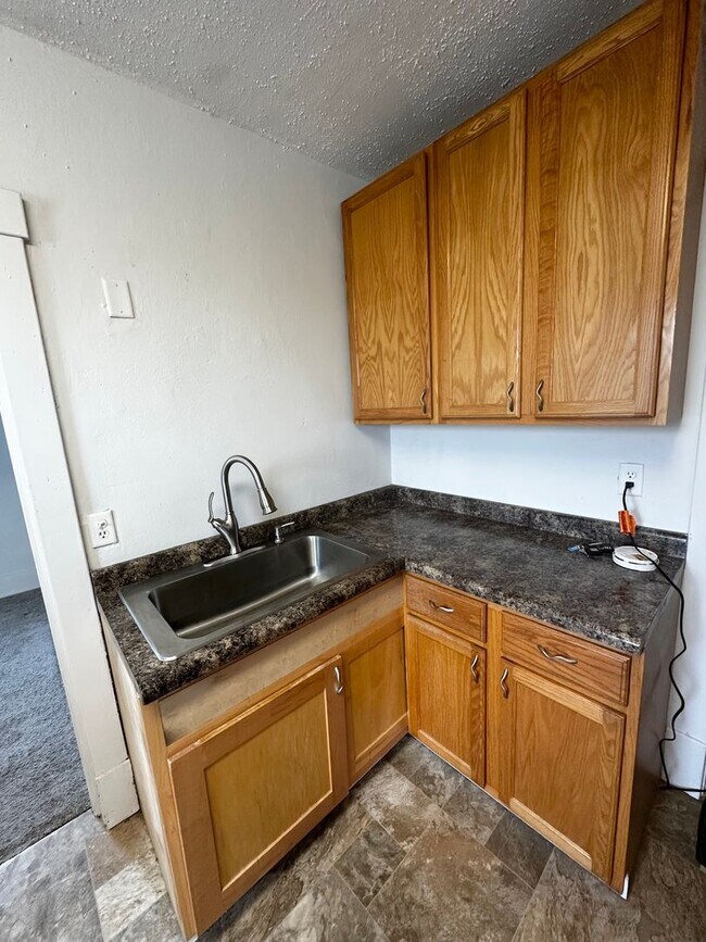 Building Photo - 611-611 1/2 Bergen Ave