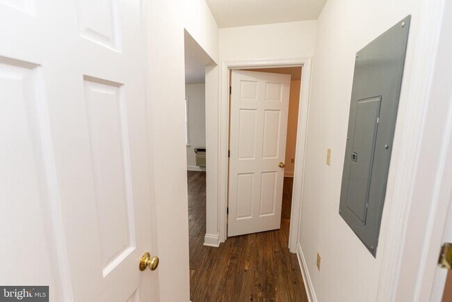 Building Photo - 802 Travers St