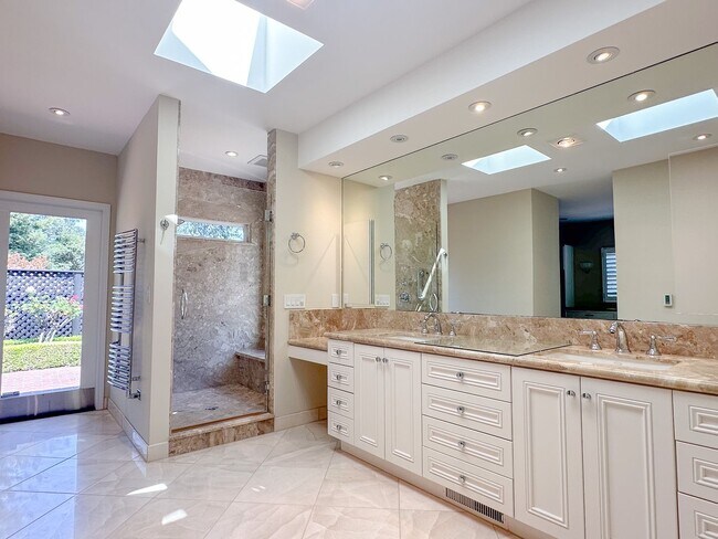Building Photo - Exceptional Executive Estate With Pool and Tennis Court