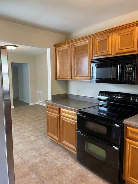 Building Photo - 1045 E Rossiland Cir