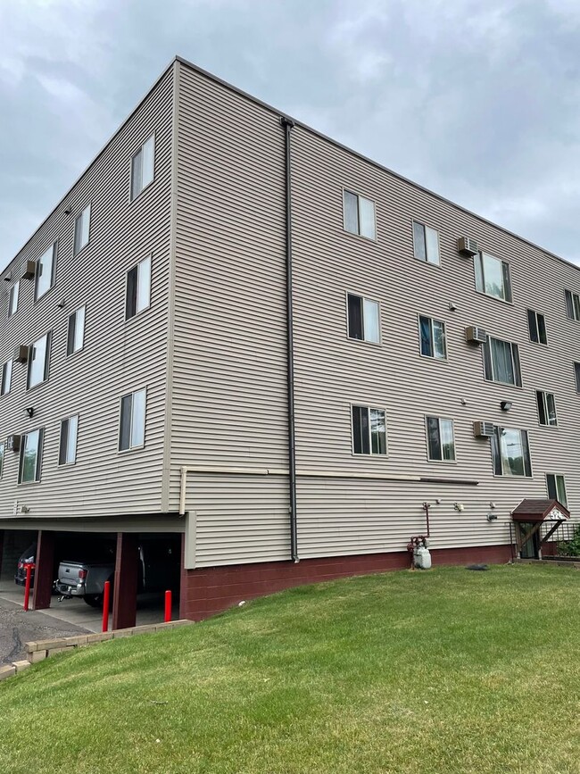 Building Photo - FIRST MONTH FREE RENT WITH SIGNED 12 MONTH LEASE