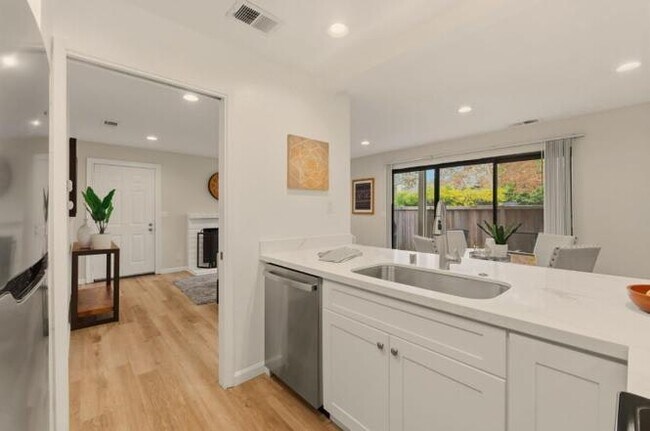 Building Photo - 3401 La Terrace Cir