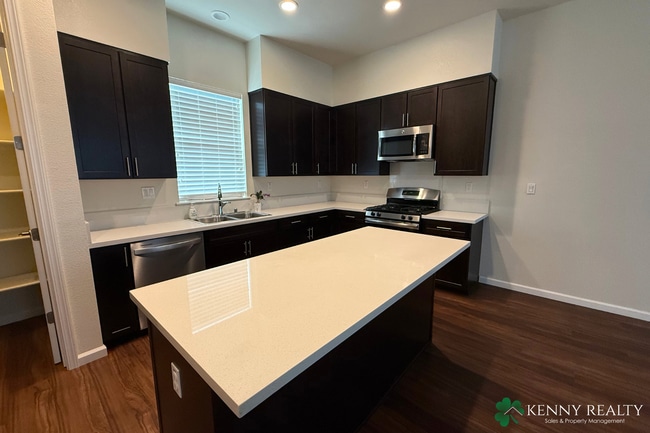 Building Photo - Spacious 2 Bedroom, 2.5 Bathroom Condo wit...