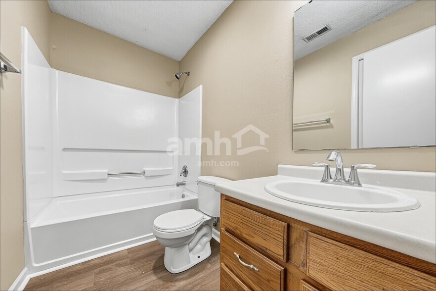 Building Photo - 2324 Shadowbrook Dr