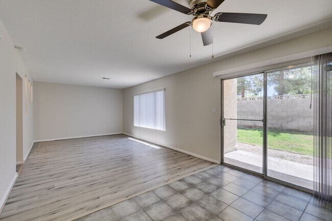 Building Photo - 2 Bedroom Townhome with 2 car attached garage in Henderson