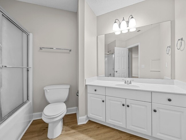 Building Photo - Freshly Renovated 2 BR, 2 BA Townhome, Loc...