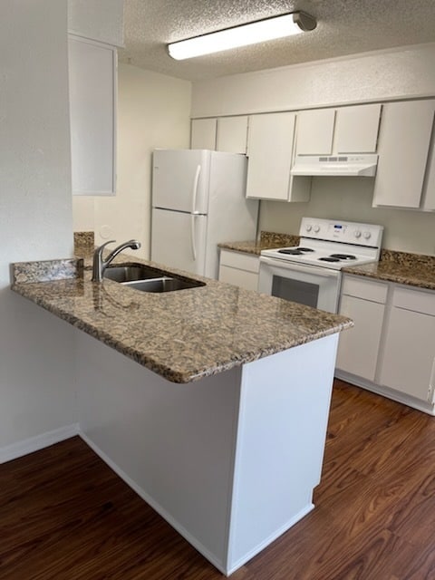 Building Photo - MOVE-IN READY ON 10/3/2025. Single level, ...