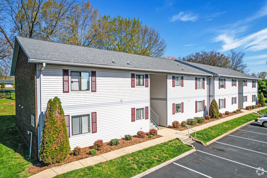 Primary Photo - Hickory Trace Village Apartments