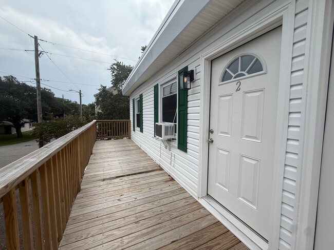 Building Photo - 120 N Pinewood Dr