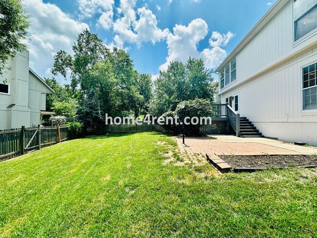 Building Photo - Beautiful, Spacious Home w/ Open Floor Pla...
