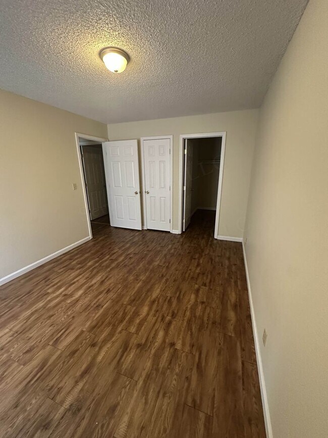 Building Photo - Hollister Apartments