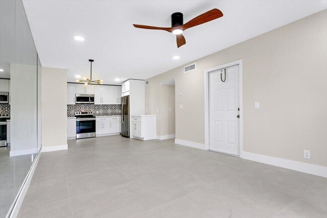 Building Photo - 700 Waterside Dr