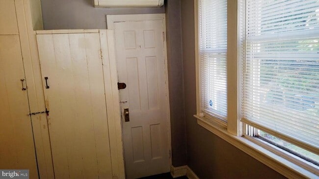 Building Photo - 820 Taylor St NE