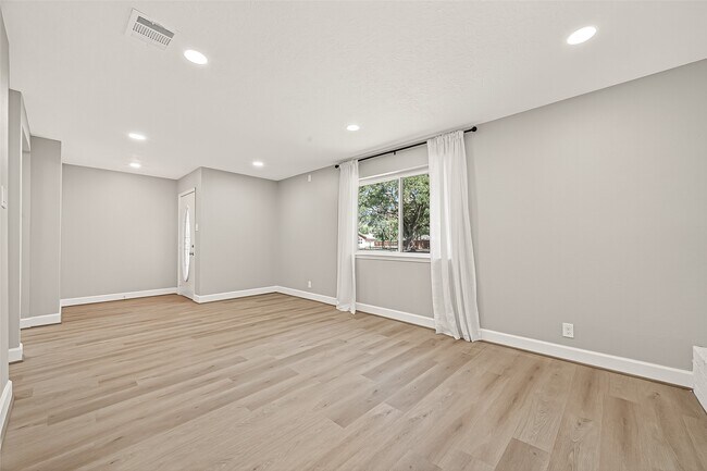 Building Photo - 1611 Drexel Dr