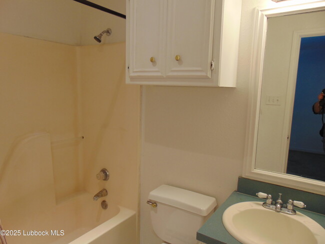 Building Photo - 4638 Erskine St