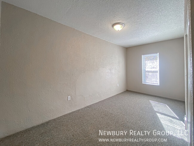 Building Photo - 39 Hickory St