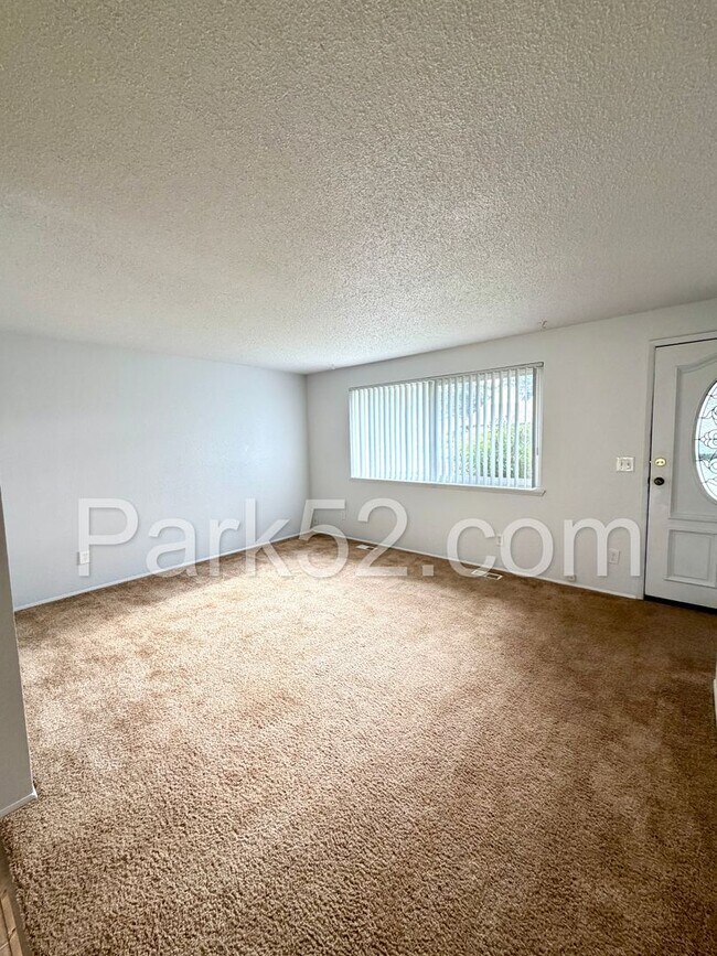 Building Photo - $100 OFF 1st Month's Rent!  Spanaway Area 3 Bedroom Rambler