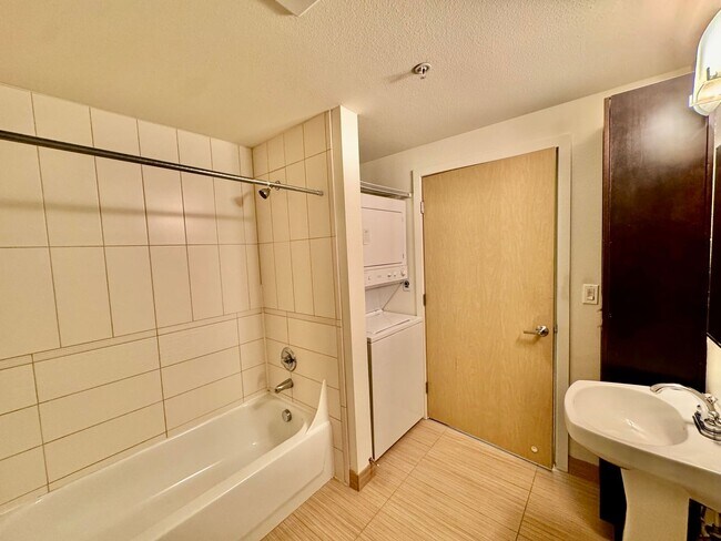 Building Photo - Renovated Studio in Capitol Hill with Rooftop City Views!!!!