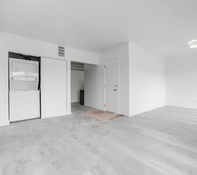 Building Photo - 6100 N Paulina St