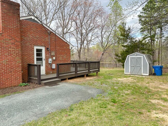 Building Photo - Zions Cross Roads Brick Cottage 2bedroom/1bath