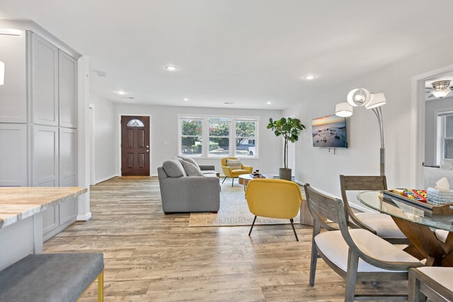 Building Photo - 6532 Summerton Way