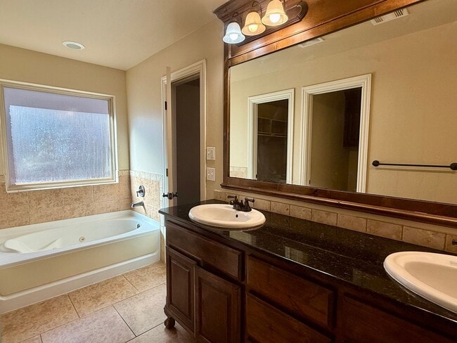 Building Photo - Beautiful 4 Bed, 2 Bath, 3 Car Home in Edm...