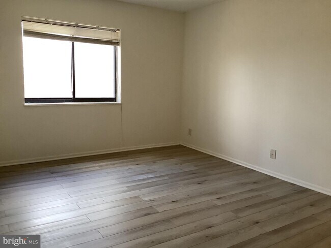 Building Photo - 5901 Mt Eagle Dr