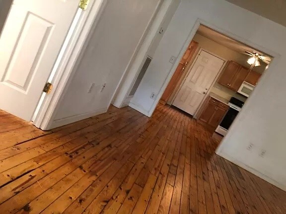 Building Photo - 607 Snow St