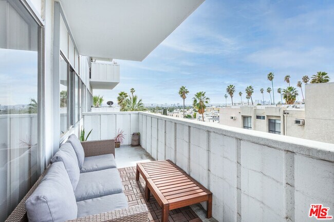 Building Photo - 7135 Hollywood Blvd
