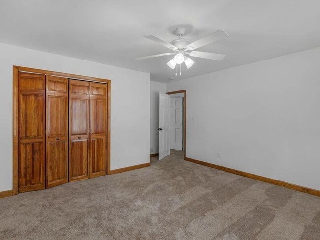 Building Photo - 305 Riverbend Dr