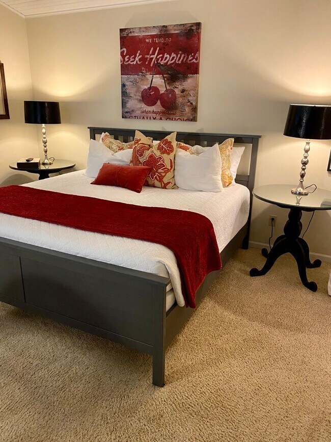 Building Photo - Home on East Bay – Impeccably Furnished Of...