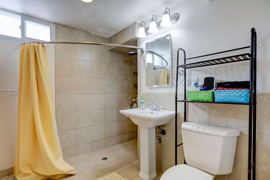 Building Photo - 3301 Kearney St