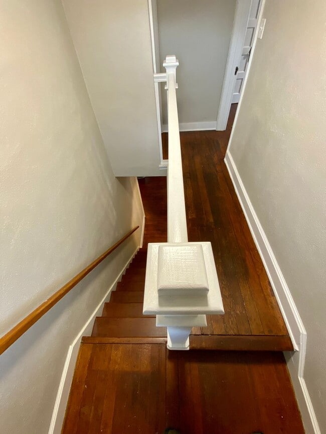 Building Photo - Charming 3 bed 1 bath House with Tons of Updates and Private Backyard!