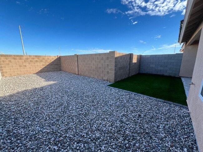 Building Photo - NEWER TOWNHOME!