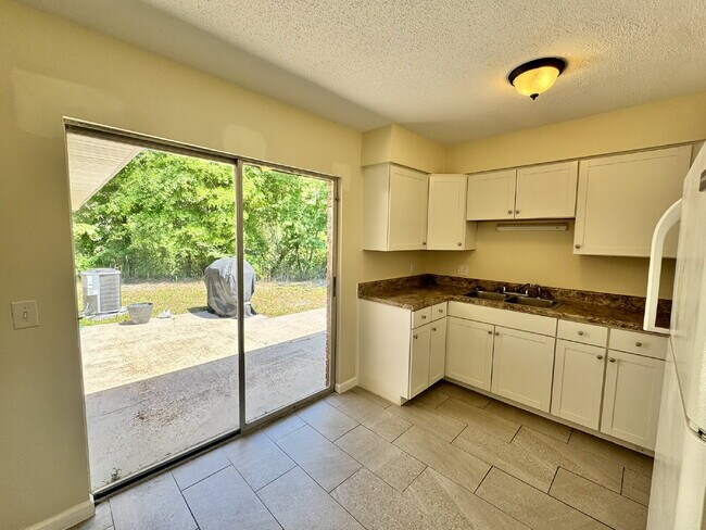 Building Photo - 1 bedroom 1 bathroom triplex unit