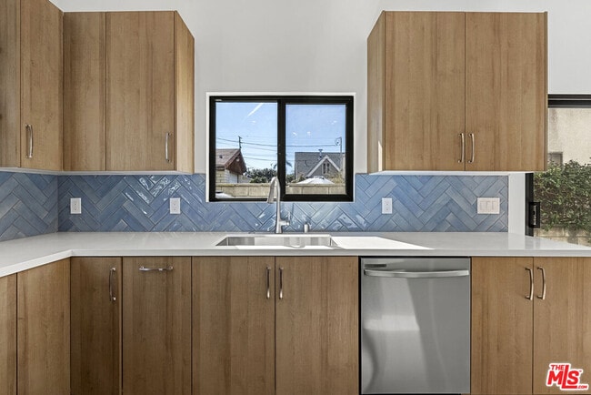 Building Photo - 822 N Orange Grove Ave