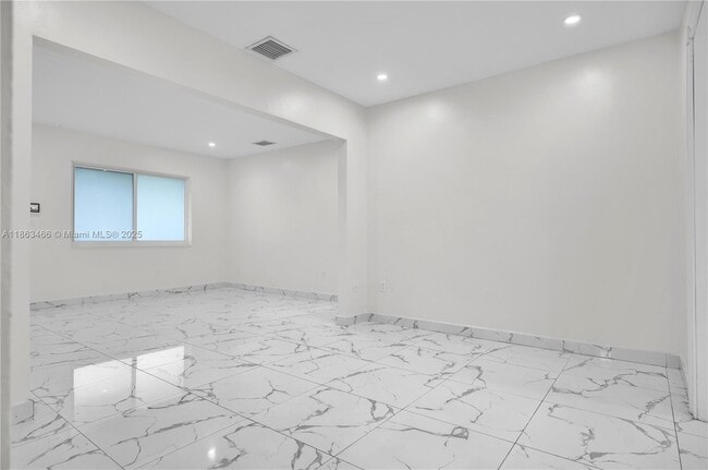 Building Photo - 820 NW 31st Ave