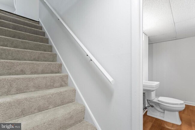 Building Photo - 2521 Fairhill Dr